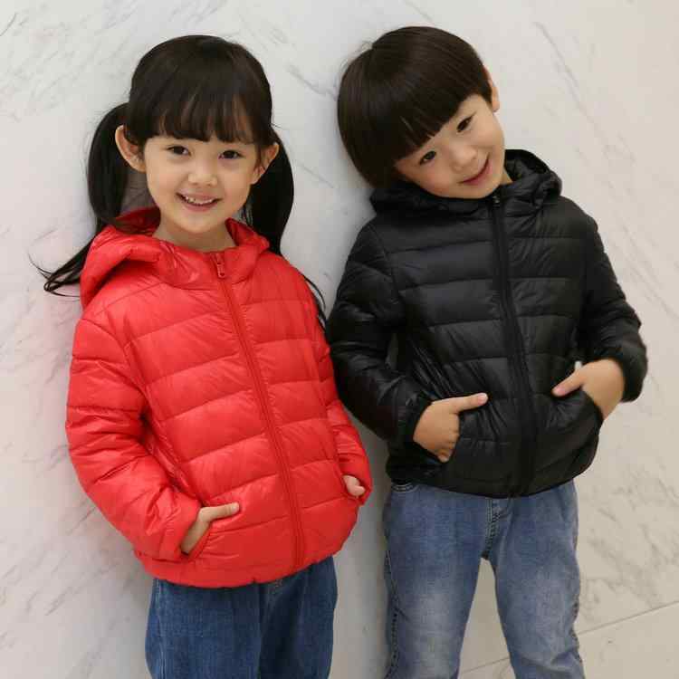 ・カテゴリ: キッズダウンジャケット・対象性別: 男女兼用・対象年齢: 中小童（3〜8歳、100〜140cm）・中綿: ホワイトダックダウン・スタイル: カジュアル・柄: 無地・ダウン含有量: 50%〜55%・フード: 有（取り外し不可）・デザイン要素: スポーツ、キャラクター、キュート、ブリティッシュ、親子、プリンセス、トレンド、キャンディ・衣丈: ショート丈・シルエット: 標準・裏地素材: ポリエステル・表地素材: ポリエステル・厚み: 薄手・開閉仕様: ファスナー・袖丈: 長袖・カラー展開: ブラック、フルーツグリーン、レッド、ネイビー、ピンク、ディープパープル、ローズレッド、オレンジ、ロイヤルブルー、ライトパープル・サイズ展開: 100cm、110cm、120cm、130cm、140cm、150cm、160cm