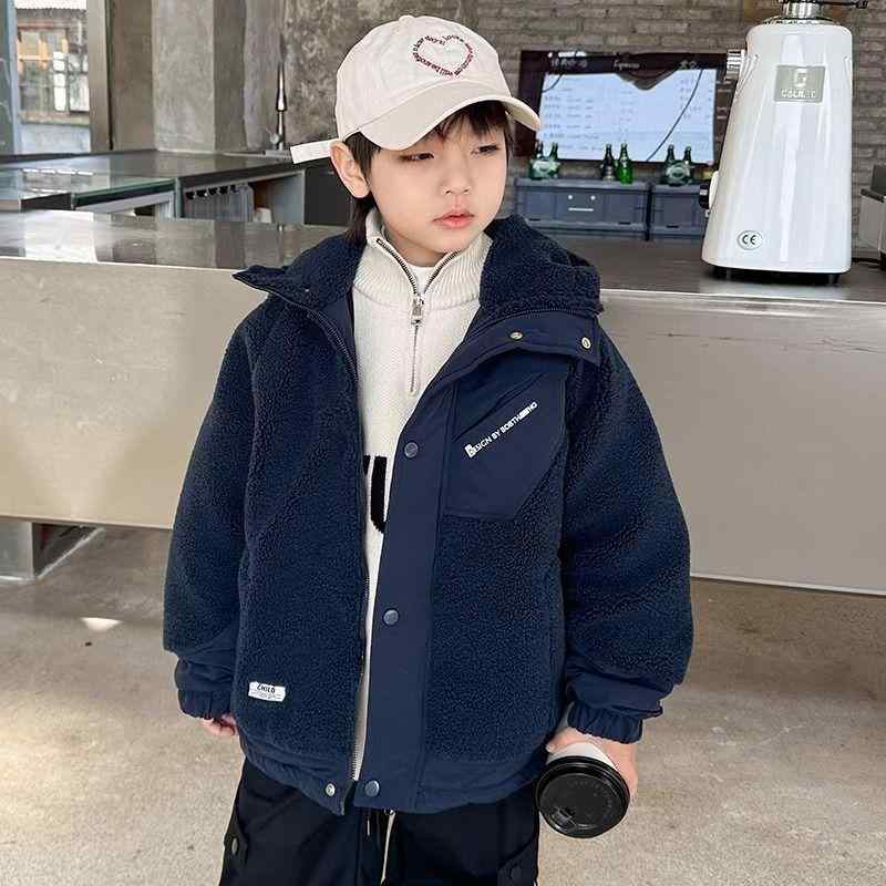 ・カテゴリ: 童棉衣・対象: 男性・スタイル: 韓国風・対象年齢: 新生児(0~1歳、80cm以下)・加工工艺: 剪毛・フード: 有（取り外し不可）・厚さ: 極厚・柄: アルファベット・主な素材: 綿96%・裏地素材: 綿・安全基準: A類・開閉デザイン: ファスナー・ネックライン: フード付き・中綿タイプ: 綿インナー・カラー展開: ネイビー（極厚）・サイズ展開: 120、130、140、150、160、170