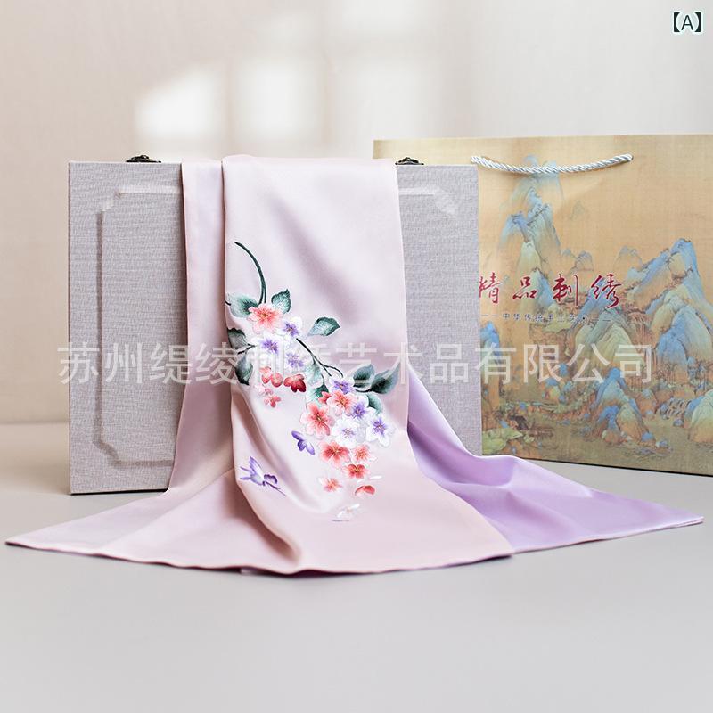 ・織り方: 平織・機能: 保暖、遮光・デザイン: 中長丈・カラー展開: 海棠花（皮粉色）、海棠花（灰紫）、海棠花（香槟）、海棠花（酒红）、海棠花（浅藍）、海棠花（深藍）・スタイル: エスニック調、中国風、クラシック、国潮・生地名: 模造シルク・スタイル分類: レトロ文芸・加工技術: 刺繍・サイズ: 35*170cm・人気要素分類: エスニック・国風
