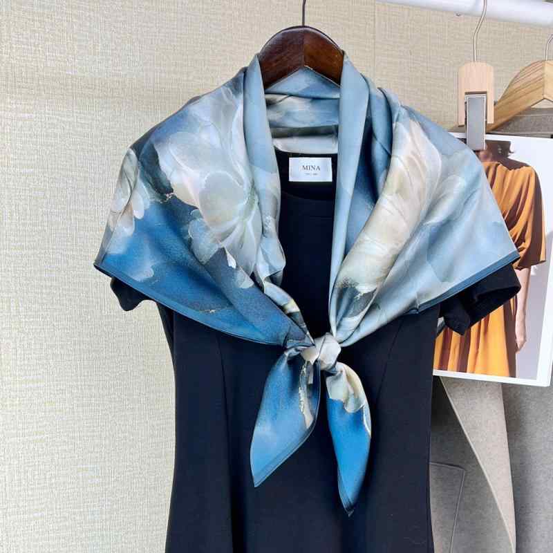 ・カテゴリ: 方巾（正方形スカーフ）・カラー展開: 木棉花・織り方: 緯編・人気要素: ひょうたん、麦の穂、花びら、植物・花柄・サイズ: 90×90cm・スタイル: ファッション通勤、シンプル、ラグジュアリー風・素材: シルク100%・加工技術: プリント