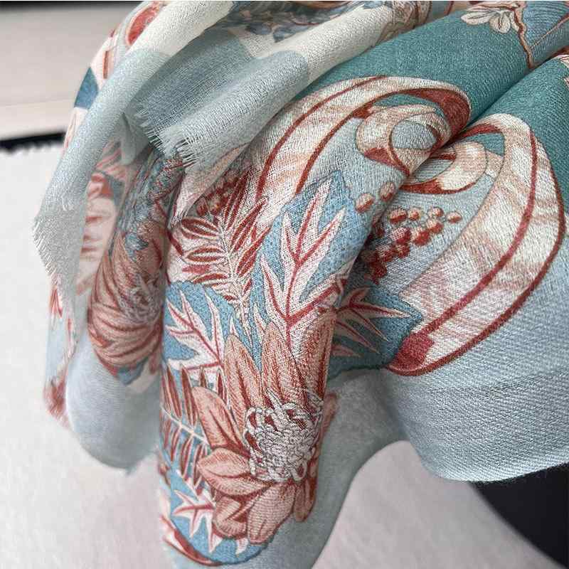 ・編み方: 経編・デザイン: 花、葉・機能: 保暖・タイプ: 小スカーフ・カラー展開: ペイズリーオレンジレッド、リーフベージュキャメル・主な素材の割合: 96%以上・スタイル: ボヘミアン、レトロ、エスニック、宮廷風、香港風、文芸、ブリティッシュレトロ、ジャズ風、フレンチレトロ・素材: カシミヤ・加工技術: デジタルプリント・サイズ: 70*71・デザイン分類: 植物花卉