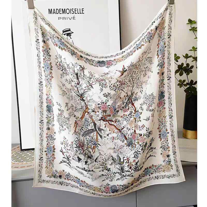・カラー展開: ゴールド、カメリア、百花、飛鳥、航海、荷塘月色、ブルーエルフ、月下美人、如意、柿、クラシック、ブリティッシュレッド、オーキッド、パウダーピンク、オレンジ、イエローアルファベット、ネイビーレッド、ロイヤル、ライトイエロー、暖オレンジ、マドラス、鳥、錦山河、雅画、雅致、幾何学、馬、腰果、ピンク、グリーン、春光、ブルーオーシャン、清雅、フローラル・織り方: サテン・トレンド要素: バラ、カメリア、植物花卉・スタイル: スクエアスカーフ、エレガント、カジュアル、オフィス、シンプル、ヨーロピアン、ラグジュアリー・主な素材: 絹100%・素材: シルク・加工: プリント・サイズ展開: 65*65cm