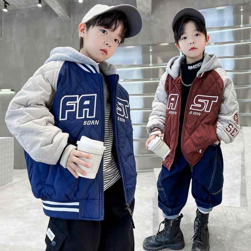 ・カテゴリ: 子供用綿入りコート・対象性別: 男性・スタイル: 韓国風・対象年齢: 中大童（8歳以上、身長140cm以上）・生地加工: 柔軟処理・中綿: 模造シルク綿・フード: フード付き・厚さ: 極厚・柄: カートゥーン、英字・生地素材: 化繊混紡・主な素材: ポリエステル89%・裏地素材: ポリエステル89%・安全基準: C類・開閉仕様: ファスナー・ネックライン: ハイネック・ライナータイプ: ポリエステルライナー・カラー展開: ブルー（中綿極厚）、レッド（中綿極厚）・サイズ展開: 120cm、130cm、140cm、150cm、160cm、170cm