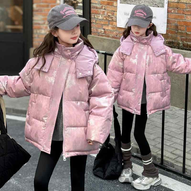 ・カテゴリ: 子供用綿入りコート・対象性別: 女の子・スタイル: 韓国風・対象年齢: 中大童（8歳以上、140cm以上）・生地加工: シャーリング加工・詰め物: 中綿（羽毛風綿）・フード: フード付き（取り外し不可）・厚さ: 極厚・デザイン要素: 田園風、可愛い、カーディガン、プリンセス、トレンド、キャンディカラー・主な生地: 化学繊維・主生地成分: ポリエステル100%・裏地成分: 綿100%・安全基準: B類・留め具の種類: ファスナー・襟型: ハイネック・ライナータイプ: 中綿ライナー・カラー展開: 画像色・サイズ展開: 120cm、130cm、140cm、150cm、160cm、170cm