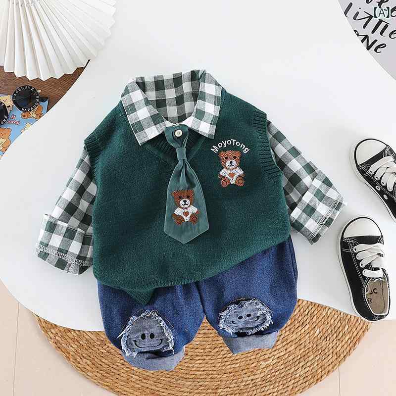 ・カテゴリ: 子供服セット・性別: 男女兼用・スタイル: 韓国風・セット内容: パンツセット（2点セット）・対象年齢: ベビー・キッズ（1～3歳、身長80～100cm）・袖丈: 長袖・フード: フード付き・パンツ丈: 長ズボン・生地加工: プリーツ加工、柔軟加工・生地の厚さ: 薄手・柄: ボーダー、キャラクター・デザイン要素: スポーツ、セットアップ、キャラクター、可愛い、プリント、トレンド、股開き可能・主な素材: 綿95%・開閉仕様: プルオーバー・カラー展開: グリーンチェックベスト、グリーンベスト、ネイビーベスト・サイズ展開: 80cm、90cm、100cm、110cm