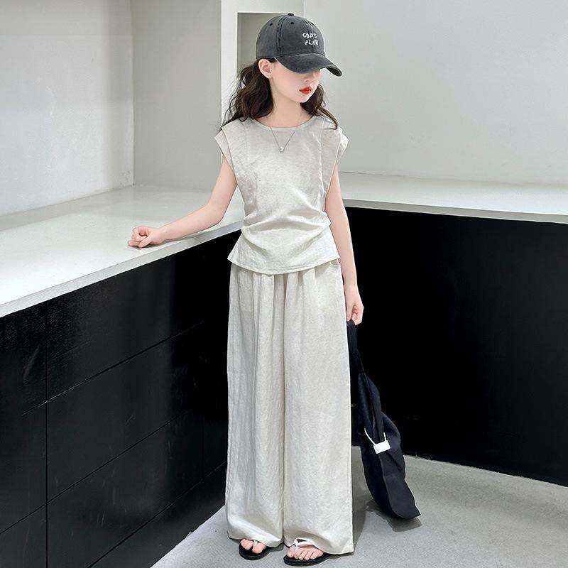 ・カテゴリ: キッズセットアップ・スタイル: 韓国風・セット内容: トップス、パンツ・対象: ガールズ・袖丈: ノースリーブ・パンツ丈: ショートパンツ・厚さ: 薄手・柄: 無地・主な素材: 綿95%・カラー展開: ベージュ、グレー・サイズ展開: 120cm、130cm、140cm、150cm、160cm、170cm