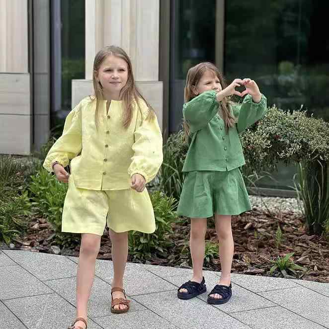 シャツ 女の子 子供 キッズ ジュニア ベビー 春秋 セットアップ 上下セット トップス 長袖 立ち襟 スタンドカラー シングルボタン ショートパンツ 短パン ボトムス 無地 涼しい 天然素材 麻 リネン ナチュラル 通気性 快適 普段使い カジュアル