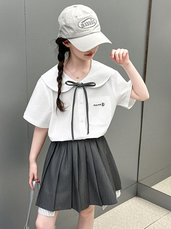 ・カテゴリ: 子供服セットアップ・スタイル: 韓国風・セット内容: スカートスーツ、2点セット・対象: ガールズ・袖丈: 半袖・フード: なし・生地加工: 柔軟加工・生地の厚さ: 薄手・柄: 無地、アルファベット・主な素材: 綿85%・安全基準: B類・前開き仕様: シングルブレスト・カラー展開: ライトブルー、ホワイト・対応身長: 120cm、130cm、140cm、150cm、160cm、170cm