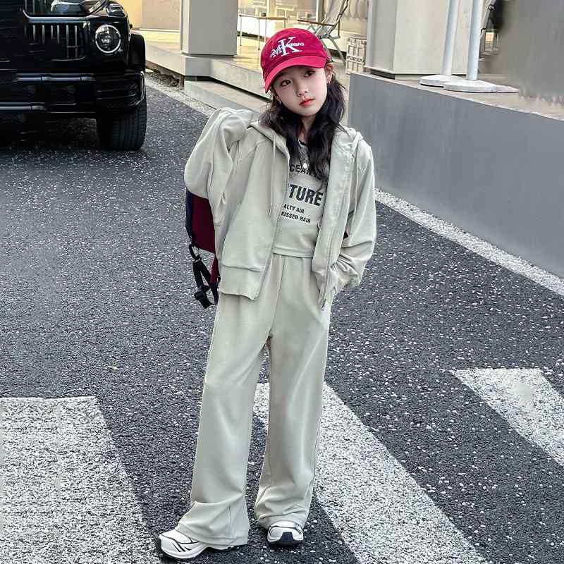 ・カテゴリ: キッズ用セットアップ・対象性別: 女の子・スタイル: 韓国風・セット内容: ジャケット、ベスト、パンツ・袖丈: 長袖・フード: フード付き・パンツ丈: ロングパンツ・厚み: 普通・柄: 無地・主な素材: 綿88%・安全基準: B類・留め具の種類: ファスナー・カラー展開: グリーン、パープル・サイズ展開: 120cm、130cm、140cm、150cm、160cm、170cm