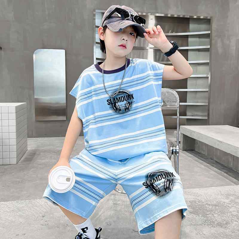 ・カテゴリ: キッズ用セットアップ・対象性別: 男の子・スタイル: 韓国風・セット内容: トップス、ボトムスの2点セット・対象年齢: 8歳以上、身長140cm以上・袖丈: ノースリーブ・フード: フードなし・パンツ丈: ショートパンツ・生地加工: ソフト加工・生地の厚さ: 薄手・柄: ストライプ・要素: スポーツ、ストライプ・主な素材: 綿99%・安全基準: B類・着用タイプ: プルオーバー・カラー展開: ブルー、グリーン・展開サイズ: 130cm、140cm、150cm、160cm、170cm、180cm
