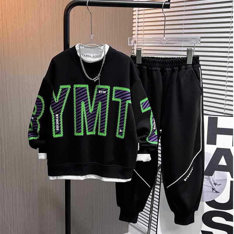 ・カテゴリ: キッズ用セットアップ・対象性別: 男の子・スタイル: カジュアル・セット内容: トップス、ボトムス（2点セット）・袖丈: 長袖・ボトムス丈: 長ズボン・生地の厚さ: 普通・柄: 英字・主な素材: 綿60%、ポリエステル40%・安全基準: B類・着用方式: プルオーバー・カラー展開: ブラック・サイズ展開（適応身長）: 120cm、130cm、140cm、150cm、160cm、170cm、180cm