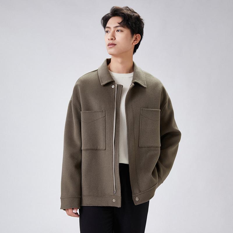 ・カテゴリ: コート・スタイル: 韓国系・シルエット: レギュラーフィット・厚さ: 普通・対象: 中年・素材: ウール100%・襟型: 襟付き/ポロカラー・柄: 無地・加工: パッチワーク/切り替え・デザイン詳細: ボタン装飾・ポケット仕様: 立体パッチポケット・裾のデザイン: ストレートヘム・カラー展開: ブルーグレー、ピクルスグリーン、キャメル、グレー、ブラック・サイズ展開: M、L、XL、XXL