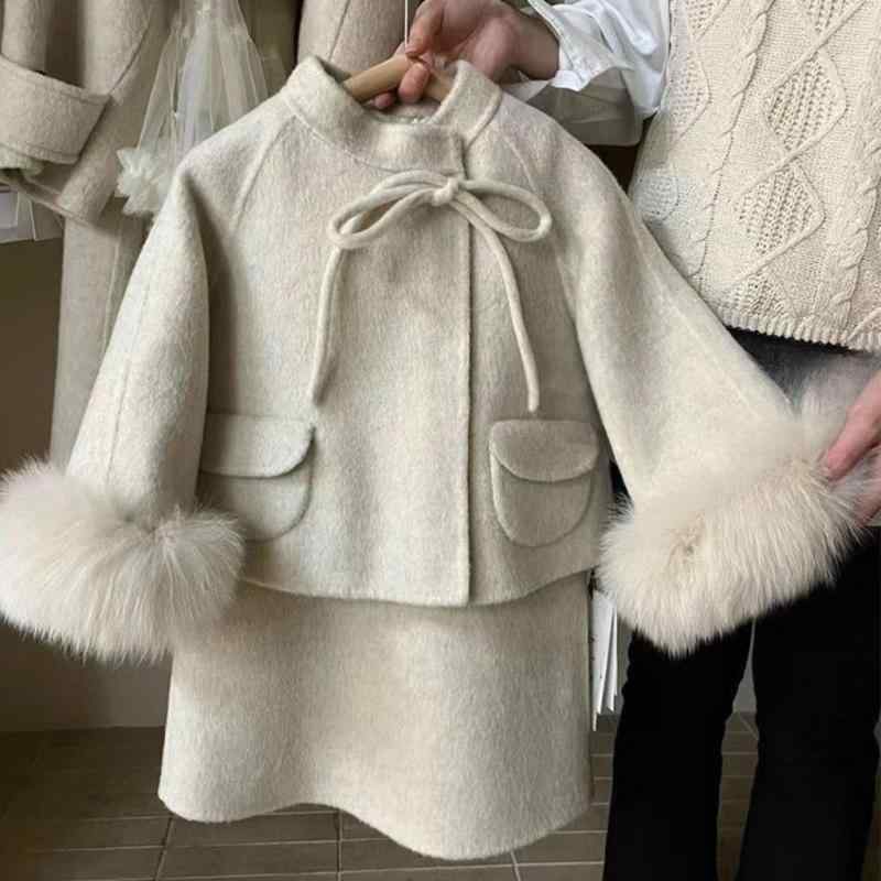 ・カテゴリ: 子供用セットアップ・対象性別: 女児・スタイル: 韓国風・セット内容: ジャケット、ジャンパースカートの2点セット・着用対象年齢: 中小童（3～8歳、100～140cm）・袖丈: 長袖・生地加工: ソフト加工・厚さ: 極厚・柄: 無地・生地素材: 毛織物・主な素材: ポリエステル60%・開閉デザイン: シングルブレスト・カラー展開: ジャケット+ジャンパースカート・展開サイズ: 90cm、100cm、110cm、120cm、130cm、140cm