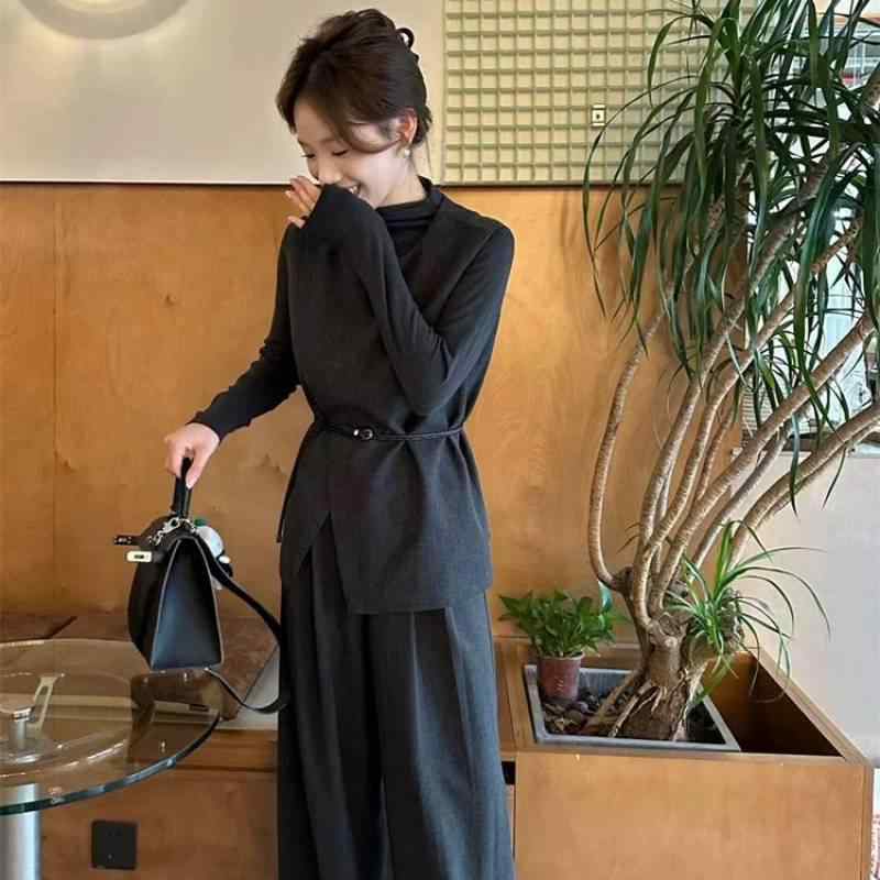 ・カテゴリ: 選択セット・スタイル: カジュアル・パンツ丈: ロングパンツ・主な素材: ポリエステル70%-80%・カラー展開: インナーシャツ、ダークグレー（ベスト＋パンツ＋ベルト）、アンコラレッド（ベスト＋パンツ＋ベルト）、ブラウン（ベスト＋パンツ＋ベルト）・サイズ展開: S、M、L、XL、フリーサイズ・袖丈: 長袖・袖型: レギュラースリーブ