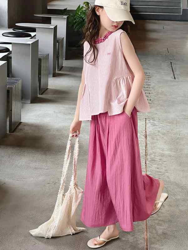 ・カテゴリ: 子供服セット・性別: 女児・スタイル: 韓国風・セット内容: トップス、パンツ・袖丈: ノースリーブ・パンツ丈: 長ズボン・生地加工: 柔軟加工・厚さ: 薄手・柄: 無地・デザイン要素: セットアップ、トレンド・主な素材: 綿85%・安全基準: B類・留め具の種類: プルオーバー・カラー展開: ピンクストライプ・サイズ展開: 120cm、130cm、140cm、150cm、160cm、170cm