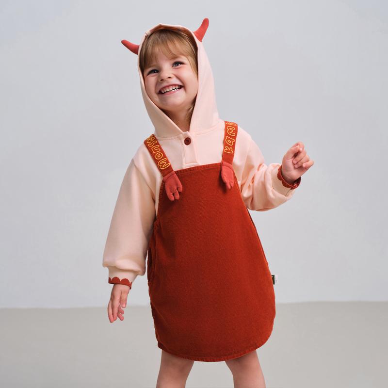 ・カテゴリ: 子供用セットアップ・対象性別: 女の子・スタイル: 韓国風・セット内容: スカートセット、2点セット・対象年齢: 中小童（3～8歳、100～140cm）・袖丈: 長袖・フード: フード付き（取り外し不可）・厚み: 普通・柄: 動物、アニメ、キャラクター・要素: かわいい・主な素材: 綿94.7%・安全基準: A類・留め具の種類: プルオーバー・カラー展開: 暖陽色、ダークレッド・サイズ展開: 80cm、90cm、100cm、110cm、120cm、130cm