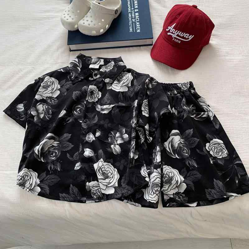 ・カテゴリ: 子供服セットアップ・対象性別: 男女兼用・スタイル: 個性的・セット内容: トップス、パンツ（2点セット）・袖丈: 半袖・パンツ丈: ショートパンツ・厚さ: 薄手・柄: 花柄・素材: 麻 85%・安全基準: B類・留め具の種類: シングルブレスト・カラー展開: ブラック・サイズ展開: 90cm、100cm、110cm、120cm、130cm、140cm