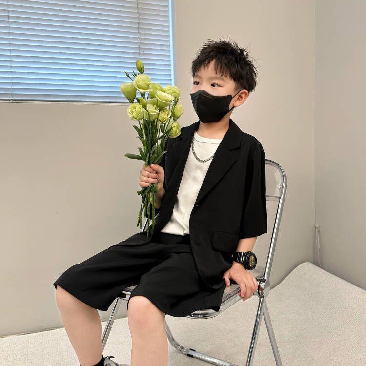・性別: メンズ・スタイル: 韓国風・カテゴリ: 子供用スーツ、子供用セットアップ・セット内容: ジャケット、ハーフパンツ・セット点数: 2点セット・対象年齢: 中小童（3〜8歳、100〜140cm）・袖丈: 半袖・パンツ丈: 五分丈・生地加工: 柔軟加工・厚さ: 普通・柄: 無地・デザイン要素: セットアップ、トレンド・生地名: 化学繊維混紡・主な素材: ポリエステル88%・安全基準: B類・カラー展開: ブラック（ジャケット＋ハーフパンツ）、ブラック（ジャケット＋ハーフパンツ＋ホワイトタンクトップ）、ブラック（ジャケット＋ハーフパンツ＋シャツ・蝶ネクタイ）・サイズ展開: 90cm、100cm、110cm、120cm、130cm、140cm、150cm、160cm、170cm