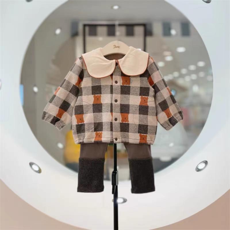 ・カテゴリ: 子供服セットアップ・スタイル: 韓国風・対象性別: 男女兼用・セット内容: トップス、パンツ（2点セット）・対象年齢: ベビー・キッズ（1～3歳、身長80～100cm）・袖丈: 長袖・パンツ丈: ロングパンツ・生地加工: ソフト加工・生地の厚さ: 普通・主な素材: 綿90%・安全基準: A類・前開き仕様: シングルブレスト・カラー展開: チェッカーボード柄姉弟服（女の子）・サイズ展開: 90cm、100cm、110cm、120cm、130cm
