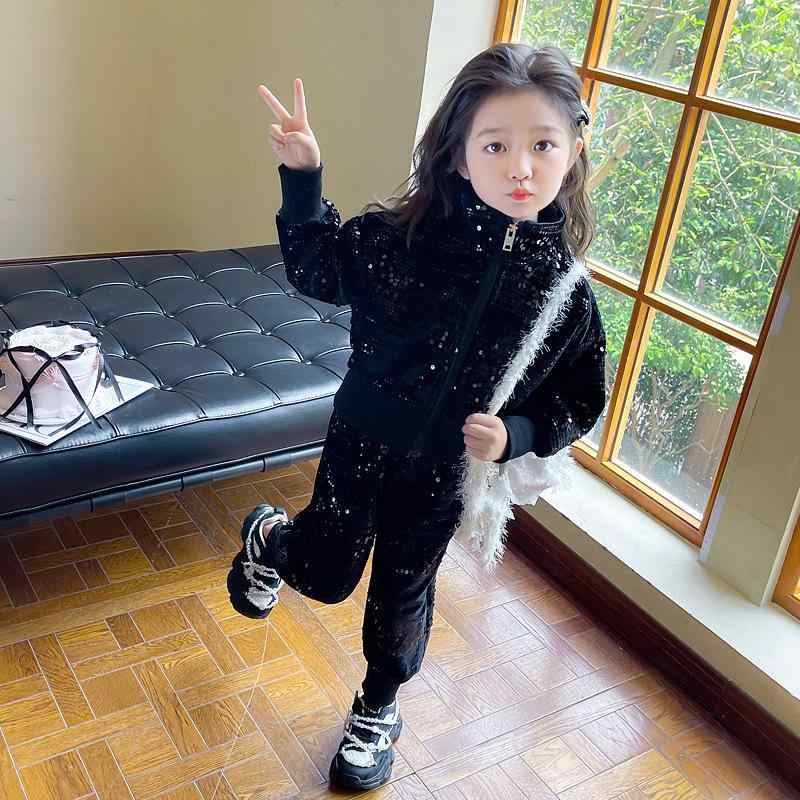 ・カテゴリ: 子供服セットアップ・スタイル: カジュアル、スポーツ・セット内容: トップス、パンツ・セット点数: 2点セット・対象年齢: 3〜8歳・袖丈: 長袖・パンツ丈: ロングパンツ・生地特性: 柔軟加工・厚み: 普通・柄: 無地・主な素材: ポリエステル90%・開閉仕様: ファスナー・カラー展開: ピンク、ブラック・サイズ展開: 90cm、100cm、110cm、120cm、130cm、140cm