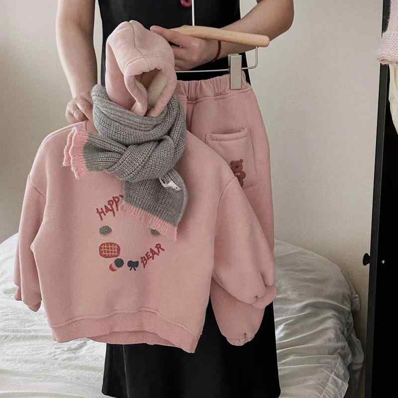 ・カテゴリ: キッズセットアップ・対象性別: 男女兼用・スタイル: 韓国風・セット内容: トップス、パンツの2点セット・対象年齢: 3〜8歳（身長100〜140cm）・袖丈: 長袖・フード: あり（取り外し不可）・パンツ丈: 長ズボン・生地加工: 柔軟加工・厚さ: 極厚・柄: キャラクター、アルファベット・デザイン要素: セットアップ、キャラクター、アルファベット、可愛い、プリント、トレンド・素材: 綿35%・安全基準: B類・留め具の種類: プルオーバー・カラー: グリーン・対応身長: 80cm、90cm、100cm、110cm、120cm、130cm
