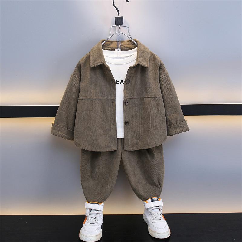 ・カテゴリ: キッズ用セットアップ・対象性別: 男の子・スタイル: 韓国風・セット内容: ジャケット、パンツの2点セット・対象年齢: 3〜8歳・対応身長: 100〜140cm・袖丈: 長袖・フード: なし・パンツ丈: ロングパンツ・厚み: 普通・柄: 無地・主な素材: ポリエステル80%・安全基準: B類・カラー展開: 豆グリーン、ダークブラウン・サイズ展開: 90cm、100cm、110cm、120cm、130cm、140cm、150cm