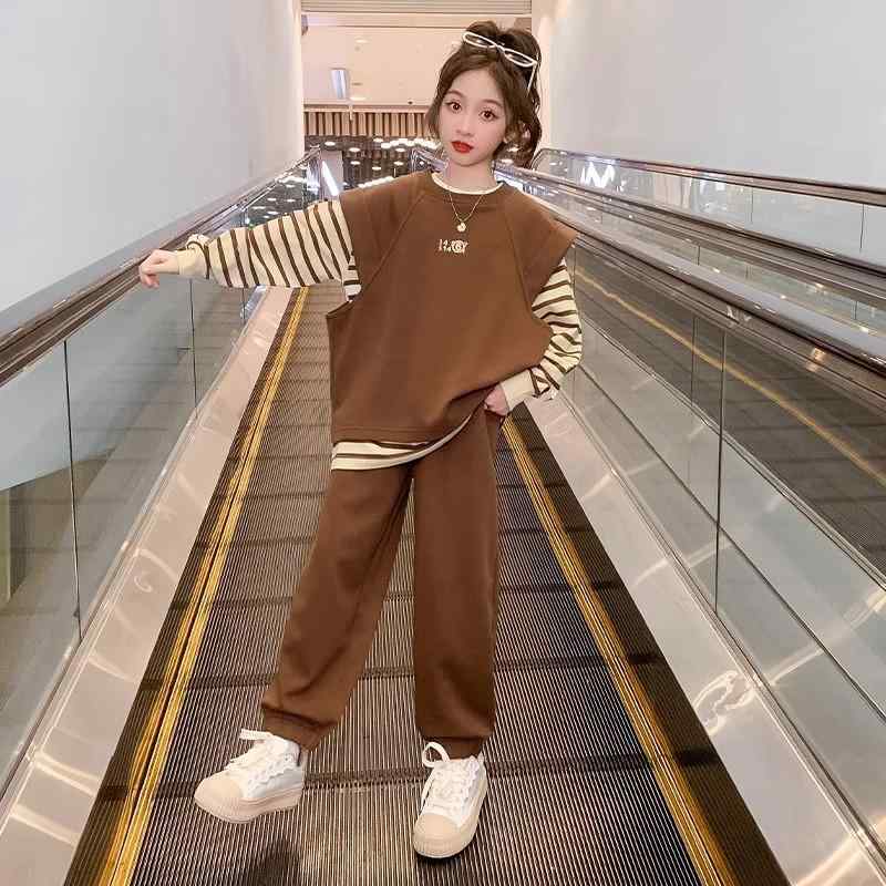 ・カテゴリ: 子供用セットアップ・適用対象: ガールズ・スタイル: 韓国風・セット内容: 3点セット・内容物: 衣類・対象年齢: 中大童（8歳以上、身長140cm以上）・袖丈: 長袖・パンツ丈: ロングパンツ・生地加工: 柔軟処理・厚み: 薄手・柄: 無地・テーマ: スポーツ、セットアップ・主な素材: 綿70%・安全基準: A類・留め具の種類: プルオーバー・カラー展開: ブラウン3点セット、パープル3点セット、裏起毛ブラウン3点セット、裏起毛パープル3点セット・サイズ展開: 120、130、140、150、160、170