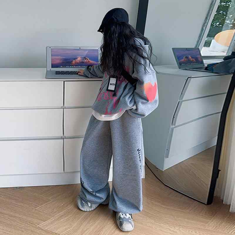 ・カテゴリ: キッズ用セットアップ・対象性別: 女の子・スタイル: 韓国風・セット内容: トップス、パンツ・袖丈: 長袖・フード: あり・パンツ丈: ロングパンツ・生地加工: ソフト加工・生地の厚さ: 極厚・仕様: プルオーバー・主な素材: 綿70%・安全基準: B類・カラー展開: グレー（裏起毛）、アプリコット（裏起毛）・サイズ展開: 120cm、130cm、140cm、150cm、160cm、170cm
