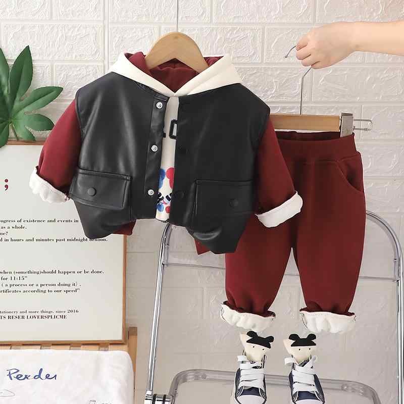 ・カテゴリ: 子供服セット・対象性別: 男の子・スタイル: 韓国風・セット内容: ジャケット、トップス、パンツの3点セット・対象年齢: 1〜3歳（身長80〜100cm）・袖丈: 長袖・パンツ丈: 長ズボン・生地加工: ソフト加工・厚さ: 極厚・柄: キャラクター・デザイン要素: スポーツ、セットアップ、キャラクター、ロゴ、可愛い、トレンド・主な素材: 綿90%・安全基準: A類・カラー展開: 裏起毛ベスト3点セット（レッド）、裏起毛ベスト3点セット（ブラウン）・サイズ展開: 80cm、90cm、100cm、110cm、120cm