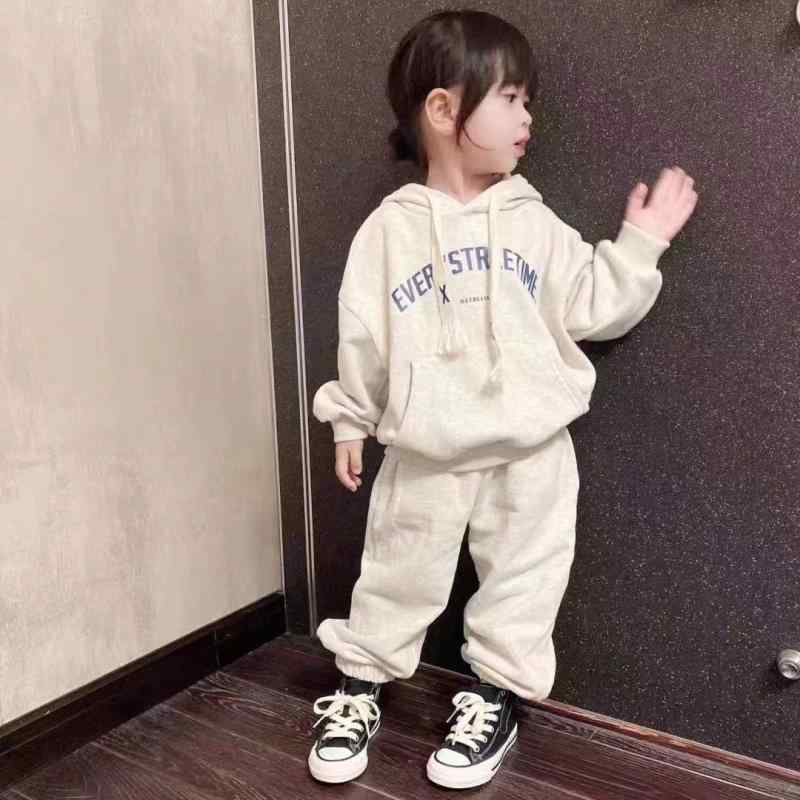 ・カテゴリ: 子供用セットアップ・対象性別: 男女兼用・スタイル: 韓国風・セット内容: トップス、パンツの2点セット・対象年齢: 3〜8歳（身長100〜140cm）・袖丈: 長袖・フード: フード付き・パンツ丈: ロングパンツ・生地加工: ソフト加工・厚さ: 極厚・柄: アルファベット・デザイン要素: スポーツ、セットアップ、アルファベット、キュート、プリント、プリンセス、トレンド・主な素材: 綿80%・安全基準: B類・留め具の種類: プルオーバー・カラー展開: 春秋タイプ、裏起毛冬タイプ・サイズ展開: 80cm、90cm、100cm、110cm、120cm、130cm