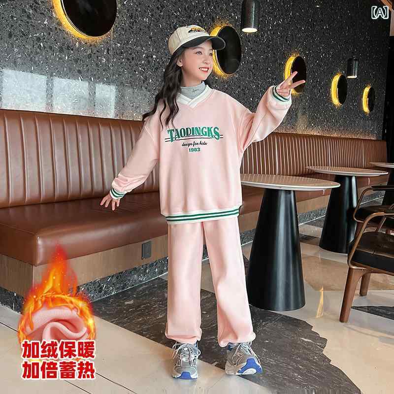 ・カテゴリ: キッズ用スポーツウェア・性別: 女児・スタイル: 韓国スタイル・セット内容: トップス、パンツ（2点セット）・対象年齢: 中大童（8歳以上、身長140cm以上）・袖丈: 長袖・フード: なし・パンツ丈: 長ズボン・加工技術: ピーチスキン加工、柔軟加工、リキッドアンモニア加工・生地の厚さ: 裏起毛・柄: 無地、英字・素材: 綿混紡（綿65%）・安全基準: B類・着用タイプ: プルオーバー・カラー展開: ピンク、アプリコット・サイズ展開: 110cm、120cm、130cm、140cm、150cm、160cm、170cm