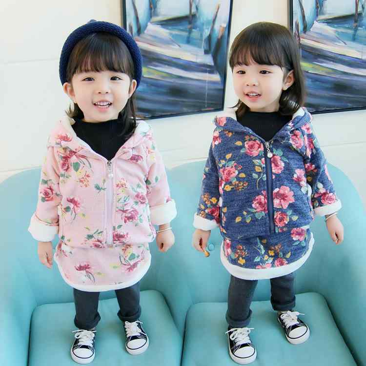 ・カテゴリ: 子供用セットアップ・対象性別: 女性・スタイル: 韓国風・セット内容: トップス、パンツの2点セット・対象年齢: 1〜3歳（身長80〜100cm）・袖丈: 長袖・フード: フード付き（取り外し不可）・パンツ丈: 長ズボン・生地加工: 柔軟加工・厚み: 裏起毛・柄: 花柄・デザイン要素: セットアップ、可愛い、カーディガン、フリル、プリント、配色、プリンセス、トレンド、股あき対応可能・主な素材: 綿95%・安全基準: A類・留め具の種類: ファスナー・カラー展開: ネイビー大花柄セット、ピンク大赤花柄セット・推奨身長: 80cm