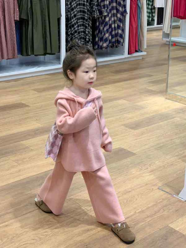・カテゴリ: キッズ用セットアップ・対象性別: 女性・スタイル: 韓国風・セット内容: トップス、パンツ（2点セット）・対象年齢: 中小童（3～8歳、身長100～140cm）・袖丈: 長袖・パンツ丈: 九分丈・主な素材: ポリエステル70%、綿混紡・安全基準: B類・カラー: 写真色・サイズ展開: 90cm、100cm、110cm、120cm、130cm、140cm