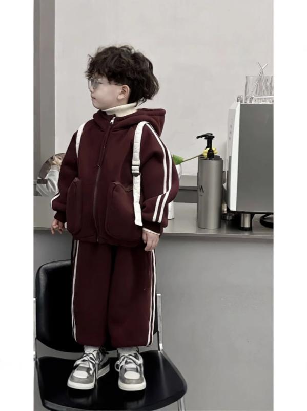 ・カテゴリ: キッズセットアップ・対象性別: 男の子・スタイル: 韓国風・セット内容: トップス、パンツ（2点セット）・対象年齢: 中小童（3～8歳、100～140cm）・袖丈: 長袖・フード: フード付き・パンツ丈: 長ズボン・生地加工: 柔軟処理・厚み: 極厚・柄: 無地・主な素材: ポリエステル70%・安全基準: B類・留め具の種類: ファスナー・カラー展開: グレー、ワインレッド・サイズ展開: 90cm、100cm、110cm、120cm、130cm、140cm