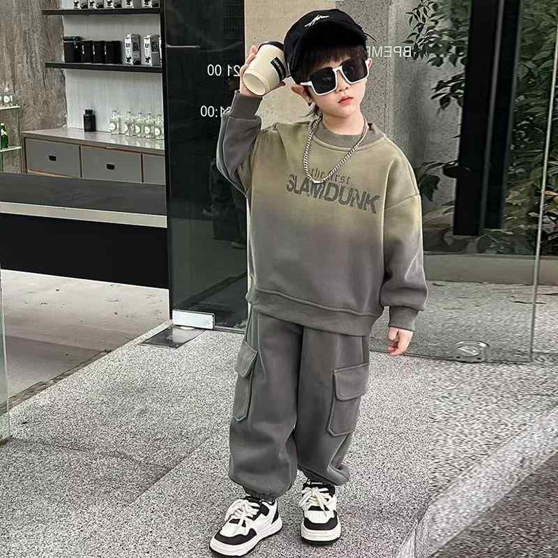 ・カテゴリ: キッズ用セットアップ・対象性別: 男女兼用・スタイル: 韓国風・セット内容: トップス、パンツ（2点セット）・対象年齢: 中小童（3〜8歳、身長100〜140cm）・袖丈: 長袖・フード: なし・パンツ丈: 長ズボン・生地加工: 柔軟処理・厚み: 極厚・柄: キャラクター、アルファベット、プリント・素材: ポリエステル55%、綿・安全基準: B類・着用タイプ: プルオーバー・カラー展開: グレー・サイズ展開: 110cm、120cm、130cm、140cm、150cm