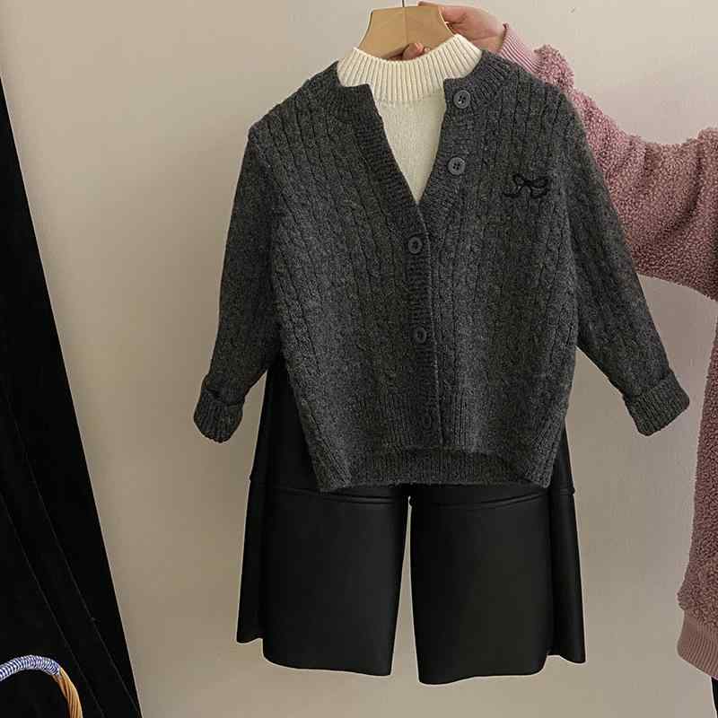 ・カテゴリ: 子供服セットアップ・対象性別: 女性・スタイル: 韓国風・セット内容: トップス、パンツ・セット数: 2点セット・対象年齢: 中小童（3～8歳、100～140cm）・袖丈: 長袖・フード: なし・パンツ丈: ロングパンツ・生地加工: 柔軟処理・厚み: 極厚・デザイン要素: リボン・生地名称: ニット・主な素材: アクリル85%・安全基準: B類・留め具の種類: プルオーバー・カラー展開: セーター、レザーパンツ・サイズ展開: 110cm、120cm、130cm、140cm、150cm