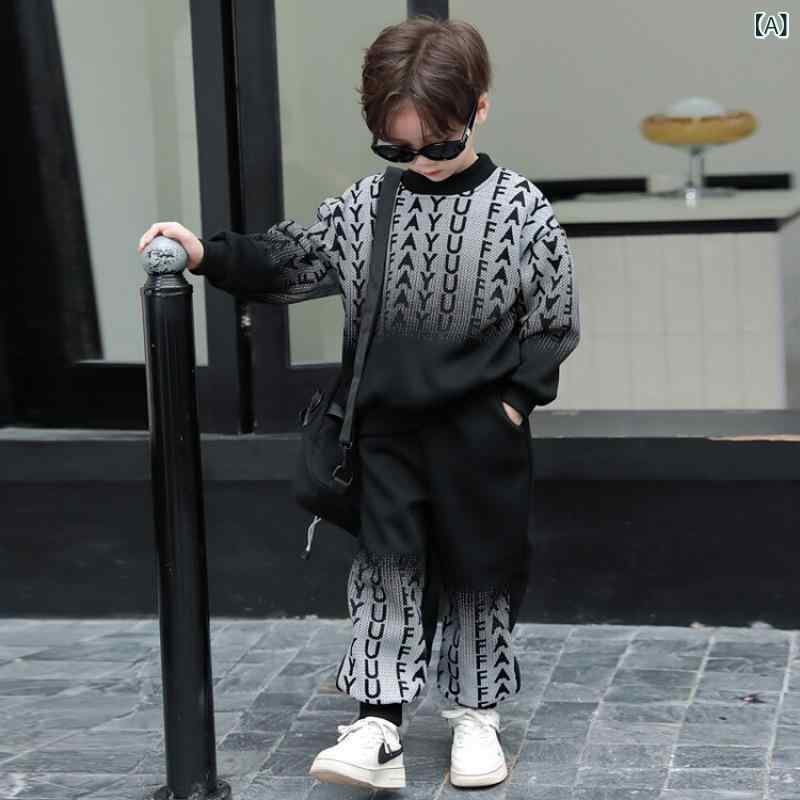 ・カテゴリ: 子供用セットアップ・対象性別: 男女兼用・スタイル: 韓国風・セット内容: トップス、パンツ（2点セット）・対象年齢: 中小童（3～8歳、100～140cm）・袖丈: 長袖・パンツ丈: 長ズボン・厚さ: 極厚・柄: アルファベット・素材: 綿・主な素材の割合: 60%・安全基準: B類・留め具の種類: プルオーバー・カラー展開: ブラック（裏起毛）、カーキ（裏起毛）・サイズ展開: 100cm、110cm、120cm、130cm、140cm、150cm、160cm