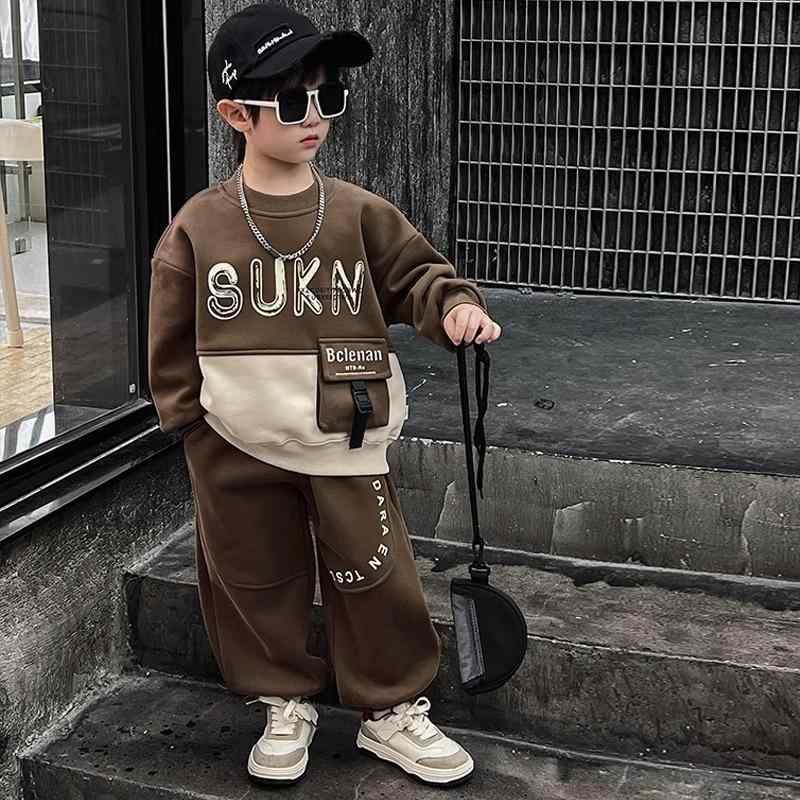 ・性別: メンズ・スタイル: 韓国風・セット内容: パンツセット（トップス、ボトムス2点セット）・対象年齢: 中小童（3～8歳、100～140cm）・袖丈: 長袖・フード: フード付き・パンツ丈: 長ズボン・生地加工: 柔軟処理・厚さ: 極厚・柄: 無地・デザイン要素: スポーツ、セットアップ・主な素材: 綿80%・安全基準: A類・留め具の種類: プルオーバー・カラー展開: レッド、カーキ・サイズ展開: 100cm、110cm、120cm、130cm、140cm、150cm・カテゴリ: キッズセットアップ