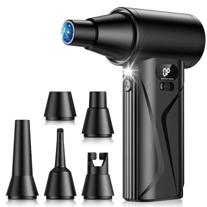 エアダスター 電動【5種類新型ノズル＆一台多役】1台で5役をこなす多機能ブロワー。細長ノズルはPC内部やキーボードの隙間のホコリに、標準ノズルは車のエアコン吹き出し口や窓サッシの奥に、広口ノズルはキッチン台面の水切りやテラスの水たまりに。さらに回転式ノズルに付け替えれば、浮き輪やエアマットレス、ビニールプールの膨らましも簡単に。掃除からレジャーまで、一台持っていれば家中・外出先ですぐに活躍します。