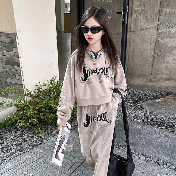 ・カテゴリ: 子供服セットアップ・適用性別: 女児・スタイル: 韓国風・セット内容: パンツセット・セット点数: 2点セット・ギフトボックス内容: 衣服・推奨年齢: 中大童（8歳以上、140cm以上）・袖丈: 長袖・フード: フードなし・パンツ丈: 長ズボン・生地加工: 柔軟加工・厚み: 普通・柄: 無地、アルファベット・デザイン要素: スポーツ、セットアップ・主な素材: 綿70%・安全基準: B類・着用タイプ: プルオーバー・カラー展開: グレー・サイズ展開: 120cm、130cm、140cm、150cm、160cm、170cm