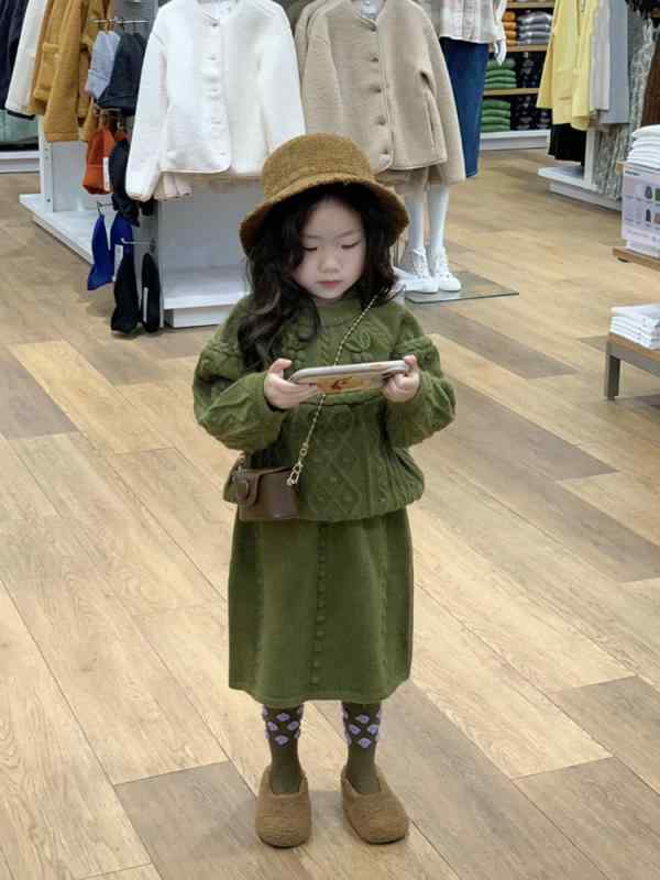 ・性別: 女・スタイル: 韓国風・セット内容: スカートセット、2点セット・セット内訳: 服・対象年齢: 中小童（3〜8歳、100〜140cm）・袖丈: 長袖・フード: なし・生地加工: 柔軟処理・厚さ: 極厚・柄: 無地・生地名: ニット・主な素材: アクリル85%・安全基準: B類・留め具の種類: プルオーバー・カラー: ニットセット・対応身長: 90cm、100cm、110cm、120cm、130cm、140cm・カテゴリ: 子供用セットアップ