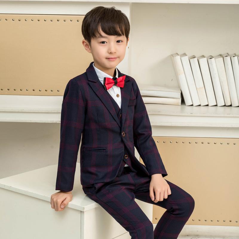 ・カテゴリ: キッズ用セットアップ・対象性別: 男の子・スタイル: 韓国風・セット内容: ジャケット、パンツ、シャツ・対象年齢: 3〜8歳（対応身長100〜140cm）・袖丈: 長袖・パンツ丈: ロングパンツ・生地加工: ソフト加工・厚み: 普通・柄: チェック・仕様: 裏地なし（通常）、裏起毛（加絨）・素材: ポリエステル85%（化学繊維混紡）・安全基準: B類・前開き仕様: シングルブレスト・カラー展開: パープル3点セット、カーキイエロー3点セット、パープル4点セット（シャツ付き）、カーキイエロー4点セット（シャツ付き）、裏起毛パープル4点セット、裏起毛カーキイエロー4点セット、裏起毛パープル5点セット（裏起毛シャツ付き）、裏起毛カーキイエロー5点セット（裏起毛シャツ付き）・サイズ展開: 90cm（推奨身長85-95cm、推奨体重10-13kg）、100cm（推奨身長90-100cm、推奨体重13-15kg）、110cm（推奨身長100-110cm、推奨体重15-18.5kg）、120cm（推奨身長110-120cm、推奨体重18.5-21.5kg）、130cm（推奨身長120-130cm、推奨体重21.5-25kg）、140cm（推奨身長130-140cm、推奨体重25-29kg）、150cm（推奨身長140-150cm、推奨体重29.5-33.5kg）