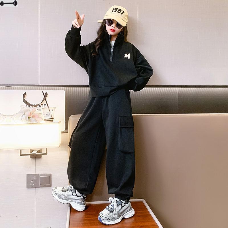 ・カテゴリ: 子供用セットアップ・対象性別: 女性・スタイル: 韓国風・セット内容: ジャケット、パンツの2点セット・対象年齢: 中大童（8歳以上、身長140cm以上）・袖丈: 長袖・フード: なし・パンツ丈: 長ズボン・生地加工: 柔軟処理・厚さ: 普通・柄: 無地、アルファベット・主な素材: 綿95%・安全基準: B類・開閉仕様: ファスナー・カラー展開: アプリコット、ブラック、アプリコット（裏起毛）、ブラック（裏起毛）・サイズ展開: 120cm、130cm、140cm、150cm、160cm、170cm