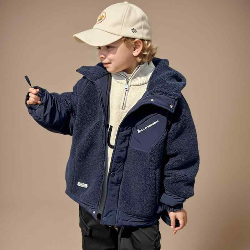 ・カテゴリ: キッズアウター/ジャケット/コート・対象性別: 男の子・対象年齢: 新生児（0〜1歳、80cm以下）・ネックライン: フード付き・スタイル: 韓国風・厚さ: 裏起毛・生地加工: 起毛加工・フードの有無: フード付き（取り外し不可）・デザイン: プリント・袖丈: 長袖・安全基準: A類・裏地素材: 綿・留め具の種類: ファスナー・主な素材: 綿91%〜95%・カラー展開: ネイビー（ボア切り替えコート）、ブラック・対応身長: 110（推奨身長105cm前後）、120（推奨身長115cm前後）、130（推奨身長125cm前後）、140（推奨身長130cm前後）、150（推奨身長140cm前後）、160（推奨身長150cm前後）、170（推奨身長160cm前後）・着丈: ショート丈・インナータイプ: 中綿インナー