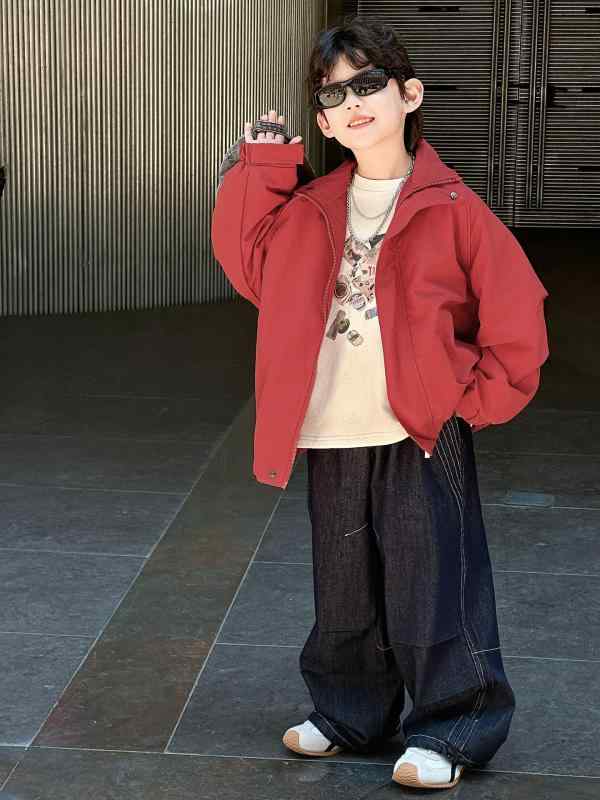 ・カテゴリ: キッズアウター、ジャケット、コート・対象性別: 男児・推奨年齢: 中大童（8歳以上、身長140cm以上）・襟型: レギュラーカラー（翻領）・スタイル: 韓国風・厚み: 普通・生地加工: ソフト加工・フード: なし・袖丈: 長袖・安全基準: B類・主な素材: ナイロン100%・裏地素材: ナイロン・留め具の種類: ファスナー・カラー展開: レッド（刺繍入りアウター）・対応身長: 85-95cm、95-105cm、105-115cm、115-125cm、125-135cm、135-145cm、145-155cm・着丈: ショート丈