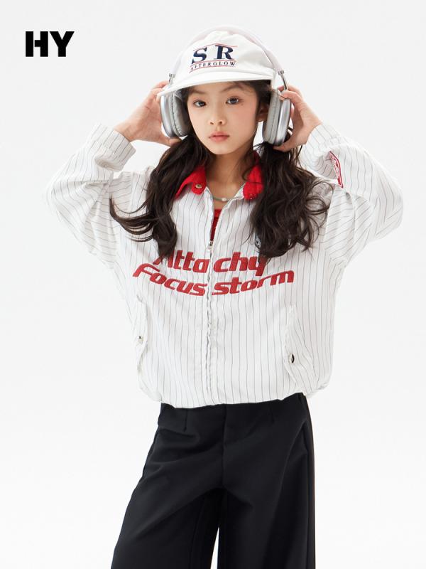 ・対象性別: 男女兼用・推奨年齢: 8歳以上、身長140cm以上・ネックライン: 折り襟・スタイル: 韓国風・柄: ボーダー、アルファベット・生地の厚さ: 薄手・加工技術: カット、柔軟処理・フード: なし・袖丈: 長袖・安全基準: B類・裏地素材: ポリエステル100%・開閉仕様: ファスナー・主な素材: ポリエステル100%・カラー展開: ホワイト・推奨身長: 120cm、130cm、140cm、150cm、160cm、170cm・着丈: ショート丈・カテゴリ: キッズジャケット・コート