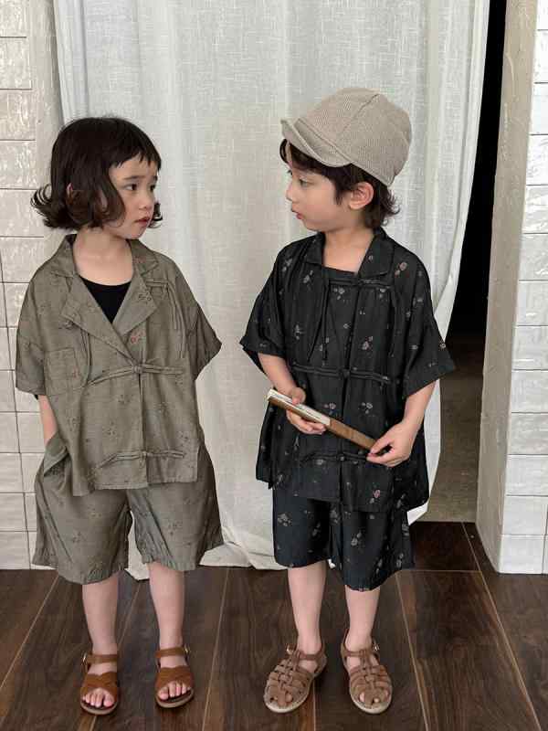 ・カテゴリ: 子供用セットアップ・対象性別: 男女兼用・スタイル: 和風・中華風・セット内容: トップス、ボトムスの2点セット・対象年齢: 3〜8歳（身長100〜140cm）・袖丈: 五分袖・フード: なし・ボトムス丈: 五分丈・生地加工: 柔軟加工・柄: 花柄・素材: デニム（レーヨン60%）・安全基準: B類・カラー展開: グレーグリーン、ブルーブラック・サイズ展開: 80cm、90cm、100cm、110cm、120cm、130cm、140cm