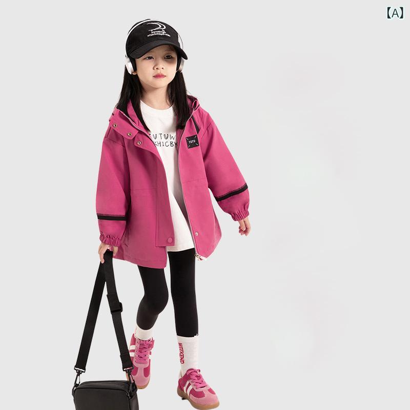 ・カテゴリ: キッズコート・ジャケット・アウター・対象性別: 女の子・対象年齢: 中大童（8歳以上、140cm以上）・ネックライン: 立襟・スタイル: カジュアル・柄: 無地、キャラクター、英字・厚み: 普通・生地加工: ソフト加工・フード: フード付き・デザイン特徴: スポーツ、キャラクター、英字・袖丈: 長袖・生地名称: ナイロン・裏地素材: ポリエステル100%・開閉仕様: ファスナー・主な素材: ポリエステル100%・デザイン: ベルトなし・カラー展開: ローズレッド（通常）、ローズレッド（中綿入り）、セット（ローズレッド通常アウター＋フリースインナー）、セット（ローズレッド中綿入りアウター＋フリースインナー）・サイズ展開: 身長約90cm、身長約100cm、身長約110cm、身長約120cm、身長約130cm、身長約140cm、身長約150cm、身長約160cm・着丈: 中長丈・インナー仕様: インナーなし
