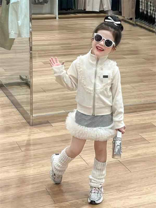 ・カテゴリ: キッズジャケット・コート・対象性別: 女の子・対象年齢: 子ども（3～8歳、100～140cm）・ネックライン: スタンドカラー・スタイル: 韓国風・柄: 無地・厚さ: 普通・生地加工: 柔軟処理・フード: フードなし・デザイン特徴: カーディガン、フリル、ブリティッシュ風・袖丈: 長袖・安全基準: B類・素材: ポリエステル100%・留め具の種類: ファスナー・カラー展開: ホワイト太ストライプジャケット、グレー切り替えチュチュスカート・サイズ展開: 90cm、100cm、110cm、120cm、130cm、140cm・着丈: ショート丈