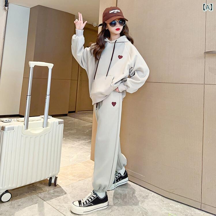 ・カテゴリ: キッズ用セットアップ・対象性別: 女の子・スタイル: 韓国風・セット内容: トップス、パンツの2点セット・対象年齢: 中大童（8歳以上、身長140cm以上）・袖丈: 長袖・パンツ丈: ロングパンツ・生地加工: 柔軟加工・厚さ: 普通・デザイン: スポーツ、セットアップ、プリント、トレンド・素材: 綿70%・安全基準: B類・留め具の種類: プルオーバー・カラー展開: 麦杏色（裏起毛なし）、麦杏色（裏起毛・冬仕様）・サイズ展開: 120cm、130cm、140cm、150cm、160cm、170cm